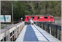 Ge 4/4 II 627  Reichenau-Tamins  hat Vorfahrt, der Bauer mit seinem G�llenfass muss warten. Valendas-Sagogn am 17.04.2007.