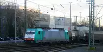 Die Cobra 2840  kommt aus aus Richtung Köln,Aachen-Hbf mit einem Güterzug aus Köln-Gremberg nach Antwerpen-Noord(B) und fährt in Aachen-West ein. 
Aufgenommen vom Bahnsteig in Aachen-West. 
Bei Sonnenschein und Wolken am Kalten Nachmittag vom 5.1.2017.