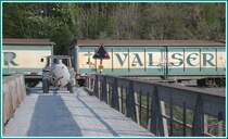 Das haupts�chliche Transportprodukt der RhB aus Ilanz ist Mineralwasser, hier bei der Br�cke in Valendas-Sagogn. (17.04.2007)