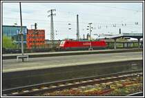 Nachdem die 189 082 mit ihrem G�terzug am Bahnhof entlanggefahren ist, folgt eine weitere 189 mit einem leeren Autozug.
