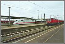 W�hrend die 112 157 vor dem RE11  Rhein-Hellweg-Express  von Paderborn Hbf nach D�sseldorf die Stromabnehmer wechselt, rollt auf Gleis 5 402 021  L�bbenau/Spreewald  von Bonn nach Berlin Ostbahnhof ein. Aufgenommen am 13.04.2007