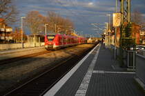 Bild vom 23.3.2016/ ein S8 Zug nach Mönchengladbach fährt hier gerade in Korschenbroich ein.
