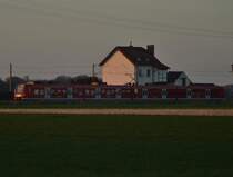 Am Abend des 22.3.2015 fährt ein unbekannter 425 als RB33 nach Duisburg.
Der Zug ist hier auf höhe der Ortschaft Beckrath, die zu Mönchengladbach gehört.
