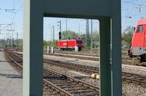185 184-9 abgestellt am 19.4.2007 im Bahnhof Heilbronn, gesehen durch einen Oberleitungsmasten ......