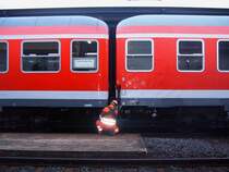 Um 17:25 f�hrt RE 19457 aus Stuttgart HBF in den Aalener Bahnhof ein. Da zu dieser Zeit viele Leute aus Stuttgart kommen, aber wenige nach Stuttgart fahren, wird der Zug live im Bahnhof geteilt. Hier ist ein Arbeiter gerade besch�ftigt, die Wagen zu entkoppeln. Planm��ig fahren dann drei Wagen samt Zuglok, einer 146er, um 17:35 Uhr wieder zur�ck nach Stuttgart. Aalen, 21.02.07.