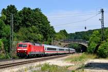 Den IC 2083  Königssee  nach Berchtesgaden beförderte am 11. Juli die 120 119 auf seinem gesamten Laufweg. In den letzten Wochen konnten vor diesem Zug auch Loks der Baureihen 101 und ÖBB 1016/1116 gesichtet werden. Da Loks der Baureihe 120 kaum noch planmäßig in Südbayern beobachtet werden können, freute ich mich selbst über den  Flickerlteppich  120 119, die in flotter Fahrt den ehemaligen Bahnhof Möhren passiert.