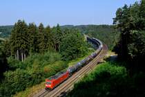 Bei Deining hat man nach einer größeren Freischneideaktion diesen schönen Blick auf die Bahnstrecke und das Laberviadukt über das Tal der weißen Laber. Am Vormittag des 08. August 2015 konnte hier die 185 196 mit einem Kesselwagen-Ganzzug fotografiert werden.