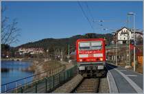 Die DB 143 332-5 mit ihrem RB von Freiburg i.B. nach Seebruck beim Halt in Schluchsee.
29. Nov. 2016