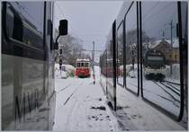 Trotz des engen Bahnsteiges in Blonay ein interessanter (Spiegel)-Blick: Während ein SURF von Les Pléiades kommend, Blonay erreicht, wartet der links im Bild angedeutet Zug auf die Streckenfreigabe. Der BDeh 2/4 74 und der SURF links warten auf spätere Einsätze.
8 Jan. 2017
