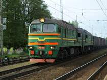 2M62 1183 durchfährt am Abend des 27.05.2015 den Bahnhof Riga-Tornakalns mit einem langen Zug aus offenen Wagen.