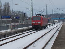 Die Seddiner 145 061 hatte den Röhrenzug aus Mühlheim nach Mukran gebracht,danach kam die Lok,am 18.Januar 2017,solo durch Bergen/Rügen.