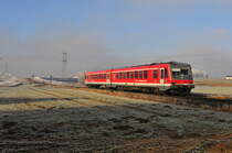 Der Dieseltriebwagen 628 577 ( Motorwagen voraus) auf dem Weg von Altötting nach Mühldorf am 30.12.16 vor der Durchfahrt am stilgelegten Bahnhof Pirach.