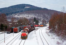 Rangierbetrieb auf dem Rangierbahnhof der Kreisbahn Siegen-Wittgenstein (Betriebseinrichtung Freien Grunder Eisenbahn) in Herdorf am 18.01.2017:  
Im Vordergrund die Lok 47 (92 80 1271 027-5 D-KSW), ex D 2 der HFM, mit einem bergabegterzug.  
Hinten (die orange) Lok 44 (92 80 1271 004-4 D-KSW) mit einem Coil-Gterzug. 
Beide Loks sind Vossloh MaK G 1000 BB.  

Rechts (etwas hher gelegenen) verluft das DB Gleis der KBS 462 (Hellertalbahn) in Richtung Haiger. 