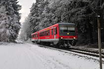 Der Dieseltriebwagen 928 593 ( Steuerwagen voraus) auf dem Weg von Altötting nach Mühldorf am 30.12.16 in einem Waldstück in der Nähe von Pirach.