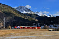 Ge 4/4 II 627 mit einem R nach Scuol-Tarasp am 26.12.2016 bei Zernez. 