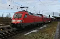 182 017 drückt am 14.1.2017 den RE1 (RE92307)  Hanse-Express  von Blankenberg(Meckl) in den Rostocker Hauptbahnhof.