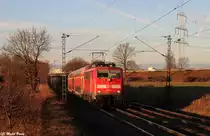 111 007 mit einer Ersatz-Garnitur für ein Talent 2 im Abendlicht des 20.01.17 bei Großen Linden auf der Main-Weser-Bahn.