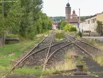 Zwischen zwei Bahnübergängen liegt die Umsetzanlage der Ochsenfurter Hafenbahn. Das Ladegleis am rechten Bildrand wurde schon lange nicht mehr genutzt. (Blick nach Osten am 4.9.15) 