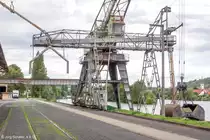 Beeindruckend ist der große Kran der Ochsenfurter Hafenbahn. (Blick nach Westen am 4.9.15) 
