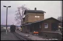997242 rangiert vor dem Bahnhofsgebäude in Stiege am 6.3.1990 um 12.50 Uhr.