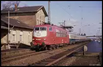 103228 fährt am 9.3.1990 um 14.41 Uhr mit dem IC 934 Albatross durch den Bahnhof Hasbergen in Richtung Münster. Dieser Zug war freitags immer ein sogenannter Bundeswehr Entlastungszug, mit dem die Soldaten ins Wochenende fuhren.