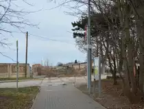 In Aschersleben hat sich seit dem Mauerfall zwar einiges getan, jedoch ist auch heute mehr als 25Jahre noch viel von damals erhalten. Neben vielen Pflasterstraßen und vielen Bahngebäuden aus Reichsbahnzeiten lassen sich etliche stillgelegte Anschlüsse und Strecken finden. Hier sind die Überreste eines alten Anschlussgleises in Aschersleben.

Aschersleben 07.01.2017