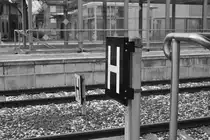 Black or white
Die Signale der Reichsbahn unterschieden sich oft nur in kleinen Dingen zu den Signalen der Bundesbahn. Oft war die Form gleich nur Farbe und Bedeutung waren unterschiedlich. Hier sieht man eine schwarze Haltetafel und eine weiße Haltetafel.
Die schwarze Haltetafel stammt von der deutschen Reichsbahn und wird heute noch in den neuen Bundesländern eingesetzt. Die weiße Haltetafel stammt von der Bundesbahn und kam erst mit dem Mauerfall in die neuen Bundesländer. Einzig die Farbe unterscheidet diese beiden Signale. Die Bedeutung ist jedoch bei beidem die gleiche.

Aschersleben 07.01.2017