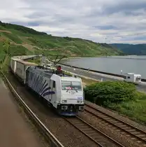 185 662-4 mit dem Ekol-KLV-Zug in Fahrtrichtung Bingen am Rhein. Aufgenommen am Bopparder Hamm am 15.07.2015.