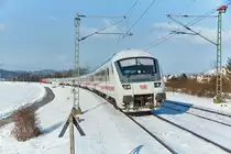 Zu sehen ist am 18.01.2017 in Gundelsdorf ein IC mit Schublok 120 118-5 der in Richtung München unterwegs ist.Bild wurde vom Bahnsteigende gemacht.