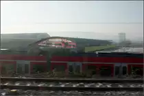 . Spiegelung einer Begegnung -

Eigentlich hatte ich eine ganz andere Bildidee im Sinn, doch der Gegenzug kam zu früh. So entstand diese Aufnahme mit der Spiegelung der Begegnung der beiden S-Bahn in der Glasfassade des Motorenwerkes von Mercedes. Aber die Umsetzung eines solchen Motives ist fast unmöglich. Da auf die Scheibe die Sonne fällt, macht sich auch deren Verschmutzung und auch die Spiegelungen des Innenraumes im Bild bemerkbar. Zudem sind die Scheiben des S-Bahnzuges getönt, so entsteht ein schlecht korrigierbarer dunkler Eindruck. Schade dass mann keine Fenster mehr öffnen kann. Trotz aller Mängel finde ich den Schnappschuss sehenswert, nachdem der geplante Schnappschuss nicht möglich war.

S-Bahn-Begegnung kurz vor dem Bahnhof Stuttgart-Bad Cannstatt. 

21.01.2017 (M)