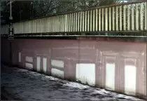 Temporäres Graffiti -

Die Fenster und Türen, aber auch die Bahn selber reflektieren durch das Sonnenlicht auf eine Betonwand an der S-Bahnstation Stuttgart-Sommerrain, einer Wand die gerne von Graffitisprayer genutzt wird. Der Blick durch die getönten Scheiben der Bahn führen zu dem dunklen Eindruck.

21.01.2017 (M)