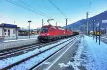 1116 134-8 und 1116 282-5 durchfahren mit einem Güterzug in Richtung Tauern, den Bahnhof Spittal-Millstättersee.
Aufgenommen am 20.1.2016.
