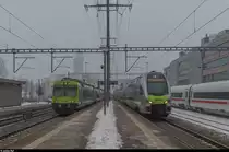 In perfekter Parallelfahrt erreichen RBDe 565 731 als S2 nach Laupen und MUTZ RABe 515 009 als S1 nach Fribourg (4 Minuten verspätet) am 21. Januar 2017 Gümligen. Rechts steht ICE 4 9004 in Wochenendruhe abgestellt.