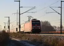 An einem kalten Novembermorgen fährt 101 044-6 mit dem IC 2204 (Koblenz Hbf - Emden Hbf) am Fotografen vorbei.

Brühl, 29. November 2016