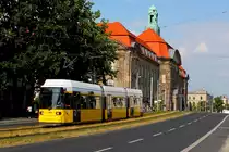 Der Niederflur-Gelenktriebwagen mit Klimaanlage des Typs GT6-99ZR mit der BVG-Nummer 2044, 2001 gebaut bei Bombardier, hat am 29.07.2016 das Bundeswirtschaftsministerium passiert.
Nächste Haltestelle Hauptbahnhof.
