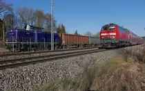Auf der Fahrt von Lindau nach Stuttgart fährt 218 496-8 mit den Wagen des IRE 4228 am 06.12.2016 in Ulm-Einsingen an 212 024-4 (92 80 1212 024-4 D-HEIN) vorbei, die mit Sand befüllte Wagen zur Ent-/Umladung nach Einsingen brachte.