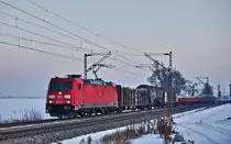 Die 185 277-1 fährt am frühen Morgen des 19.1.2017 mit einem Mischer in Langenisarhofen vorüber.