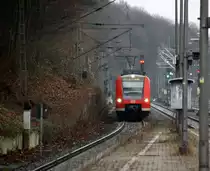 Die Rhein Niers Bahn (RB33) kommt aus Duisburg-Hbf-Heinsberg-Rheinland nach Aachen-Hbf und fährt in Aachen-West ein. 
Aufgenommen vom Bahnsteig in Aachen-West. 
Bei Wolken am Kalten Nachmittag vom 9.1.2017.