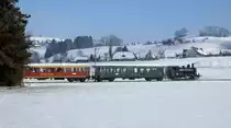 VHE: Am 21. Januar 2017 fand die traditionelle wiederum voll ausgebuchte Burgdorfer Fonduefahrt statt. Ab Huttwil bis Balsthal verkehrte der historische Sonderzug  via Langenthal, Burgdorf, Solothurn, Oensingen. Geführt wurde der Fonduezug erstmals mit gemischter Traktion. Zum Einsatz gelangten die Ed 3/4 11 sowie der Te 2/3 31  Halbesel  als Heizlok.
Unterwegs in sonniger Landschaft bei Rohrbach.
Foto: Walter Ruetsch
