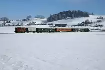 VHE: Am 21. Januar 2017 fand die traditionelle wiederum voll ausgebuchte Burgdorfer Fonduefahrt statt. Ab Huttwil bis Balsthal verkehrte der historische Sonderzug  via Langenthal, Burgdorf, Solothurn, Oensingen. Geführt wurde der Fonduezug erstmals mit gemischter Traktion. Zum Einsatz gelangten die Ed 3/4 11 sowie der Te 2/3 31  Halbesel  als Heizlok.
Unterwegs in sonniger Landschaft bei Rohrbach.
Foto: Walter Ruetsch