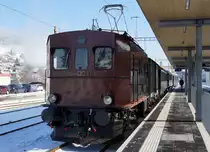 VHE: Am 21. Januar 2017 fand die traditionelle wiederum voll ausgebuchte Burgdorfer Fonduefahrt statt. Ab Huttwil bis Balsthal verkehrte der historische Sonderzug  via Langenthal, Burgdorf, Solothurn, Oensingen. Geführt wurde der Fonduezug erstmals mit gemischter Traktion. Zum Einsatz gelangten die Ed 3/4 11 sowie der Te 2/3 31  Halbesel  als Heizlok.
Der Sonderzug in Huttwil kurz vor der Abfahrt.
Foto: Walter Ruetsch