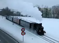 VHE: Am 21. Januar 2017 fand die traditionelle wiederum voll ausgebuchte Burgdorfer Fonduefahrt statt. Ab Huttwil bis Balsthal verkehrte der historische Sonderzug  via Langenthal, Burgdorf, Solothurn, Oensingen. Geführt wurde der Fonduezug erstmals mit gemischter Traktion. Zum Einsatz gelangten die Ed 3/4 11 sowie der Te 2/3 31  Halbesel  als Heizlok.
Der Extrazug bei Oensingen.
Foto: Walter Ruetsch
