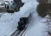 VHE: Am 21. Januar 2017 fand die traditionelle wiederum voll ausgebuchte Burgdorfer Fonduefahrt statt. Ab Huttwil bis Balsthal verkehrte der historische Sonderzug  via Langenthal, Burgdorf, Solothurn, Oensingen. Geführt wurde der Fonduezug erstmals mit gemischter Traktion. Zum Einsatz gelangten die Ed 3/4 11 sowie der Te 2/3 31  Halbesel  als Heizlok.
Der Extrazug bei Biberist.
Foto: Walter Ruetsch
