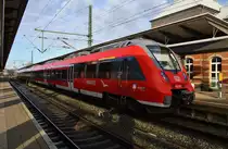 442 349-7 steht am 14.1.2017 als S2 von Warnemünde nach Güstrow im Rostocker Hauptbahnhof.