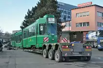 Am 17.und 18.01.2017 werden die ersten vier Be 4/6S der Serie 659 bis 686 auf einen Spezial Lastwagen verladen und ein kurzes Stück auf der Strasse zu einem Verladeplatz gefahren. Dann werden die Wagen auf einen Eisenbahnwagen geladen und werden eine Reise nach Sofia machen, wo sie eine zweite Heimat bekommen. Auf dem Grossen Platz bei der Tankstelle wartet die Presse auf den Konvoi. Man beachte, wie wenig Platz zwischen Ladebrücke und Strasse noch vorhanden ist. Es sind ca. 3-4 cm.
