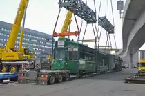 Am 17.und 18.01.2017 werden die ersten vier Be 4/6S der Serie 659 bis 686 auf einen Spezial Lastwagen verladen und ein kurzes Stück auf der Strasse zu einem Verladeplatz gefahren. Dann werden die Wagen auf einen Eisenbahnwagen geladen und werden eine Reise nach Sofia machen, wo sie eine zweite Heimat bekommen. Am Verladeplatz wird der Be 4/6S 659 von zwei Kranen auf den Eisenbahnwagen gehoben.