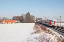 Eine alte, fotogene Scheune auf der linken Bildseite am westlichsten Rand von Markt Schwaben wich einem Neubau, und damit sich das Pech auch rentierte, war 423 079-3 als S2 nach Petershausen am 21.01.17 auch noch Grafitty-beschmiert.