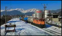 Den kompletten Verschubbetrieb im Bahnhof erledigte die 1245.525 mit vollster Zufriedenheit aller Anwesenden.
Aufgrund einer Bewegungsfahrt konnte die 1245.525 wieder einmal in Aktion erlebt werden. Durch gutes zusammenarbeiten zwischen allen Beteiligten konnte die betagte Dame beim bespannen der Verschubgüterzüge zwischen Leoben Donawitz und Trofaiach zum dortigen Tanklager in der 3th Kalenderwoche abgelichtet werden. in Trofaiach 19.01.2017