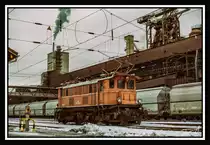 Vor dem impossanten Panorama der Voest Alpine in Donawitz wartet die 1245.525 auf Ihren nächsten Einsatz.
Aufgrund einer Bewegungsfahrt konnte die 1245.525 wieder einmal in Aktion erlebt werden. Durch gutes zusammenarbeiten zwischen allen Beteiligten konnte die betagte Dame beim bespannen der Verschubgüterzüge zwischen Leoben Donawitz und Trofaiach zum dortigen Tanklager in der 3th Kalenderwoche abgelichtet werden. in Leoben Donawitz 18.01.2017