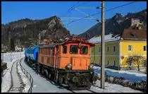 1245.525 zieht den Verschubgüterzug von Trofaiach nach Donawitz.
Aufgrund einer Bewegungsfahrt konnte die 1245.525 wieder einmal in Aktion erlebt werden. Durch gutes zusammenarbeiten zwischen allen Beteiligten konnte die betagte Dame beim bespannen der Verschubgüterzüge zwischen Leoben Donawitz und Trofaiach zum dortigen Tanklager in der 3th Kalenderwoche abgelichtet werden. in St.Peter Freienstein 19.01.2017 